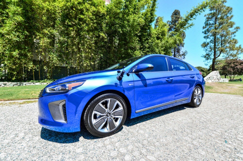 지난 19일(현지시각) 미국 로스앤젤레스 카운티 미술관(LACMA)에서 공개된 예술 작품인 '주행 가능한 시냅스'(The Roadable Synapse). 이 작품은 현대차 아이오닉에 신경과학 기술을 접목해 운전자와 실시간으로 교감하는 미래 자동차의 모습을 구현했다. [현대자동차 제공=연합뉴스]